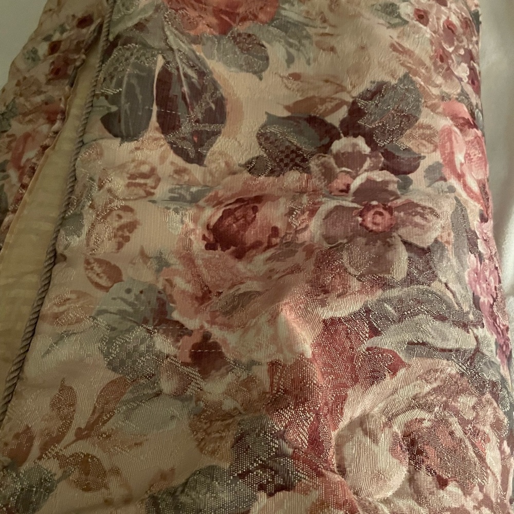 ITEM HAS BEEN SOLD!   Vintage Comforter by CROSCILL in the “Cotswold”.